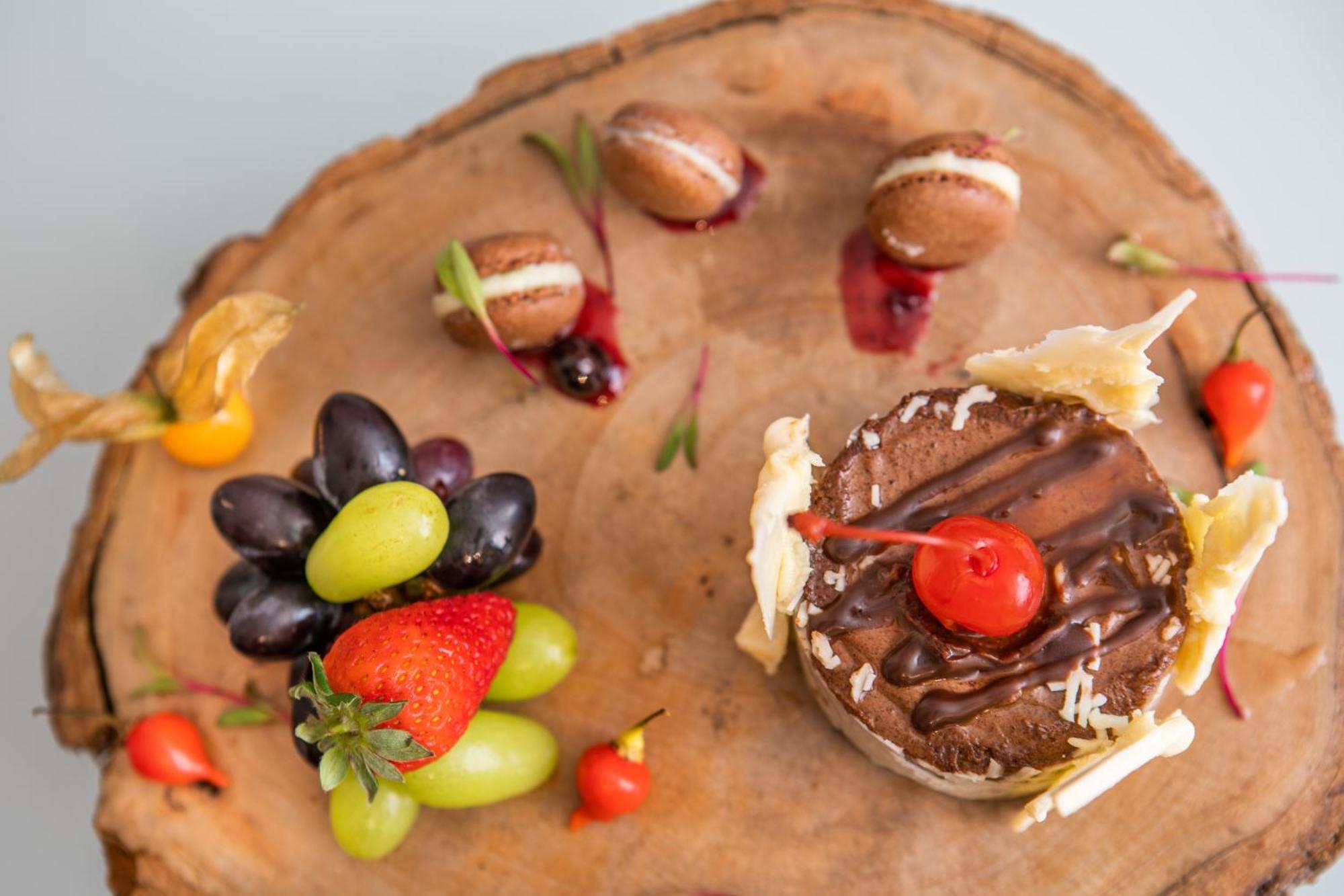 Melia Paulista Hotell São Paulo Exteriör bild A chocolate cake with fruit